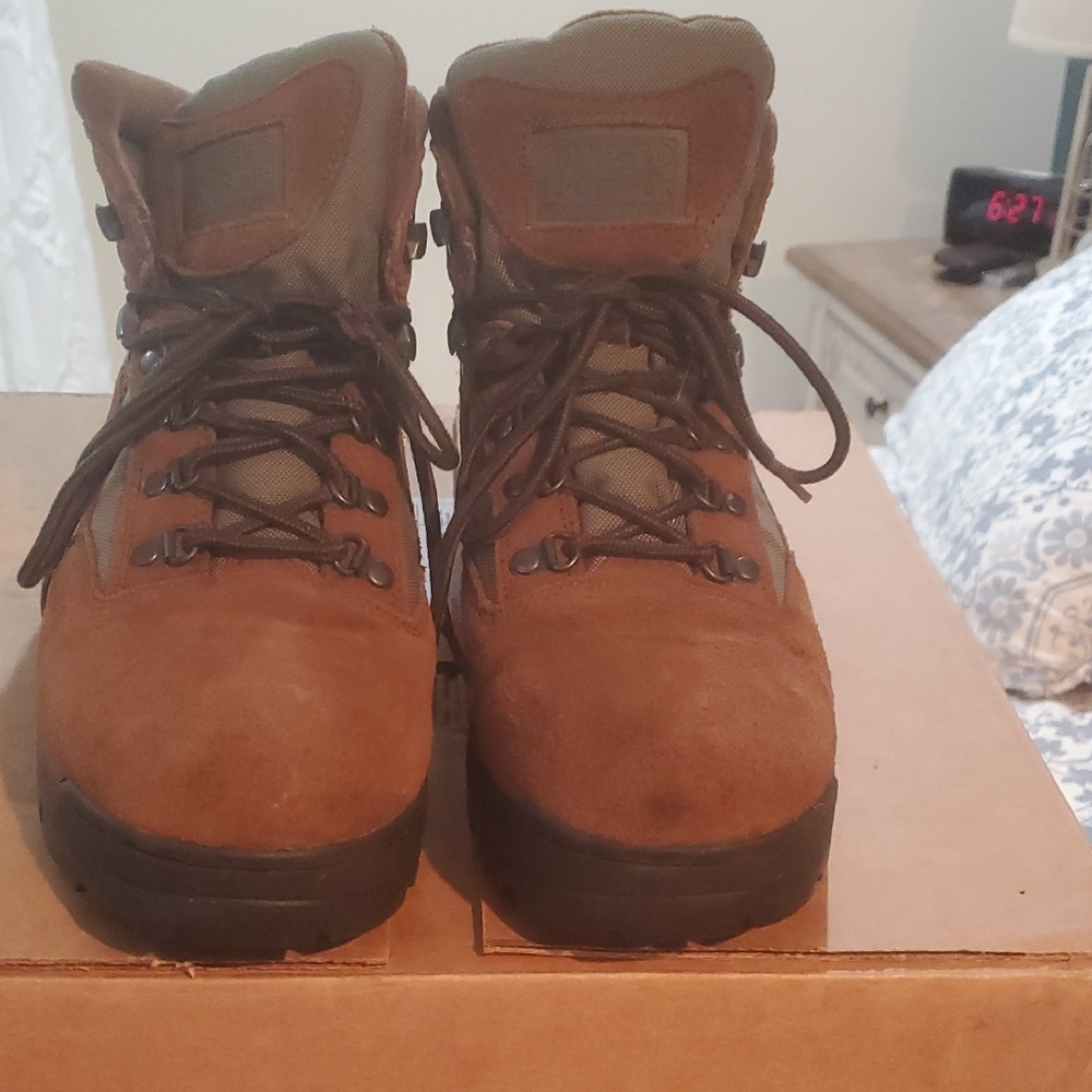 Brown Rugged Leather Boots with Reinforced Toe